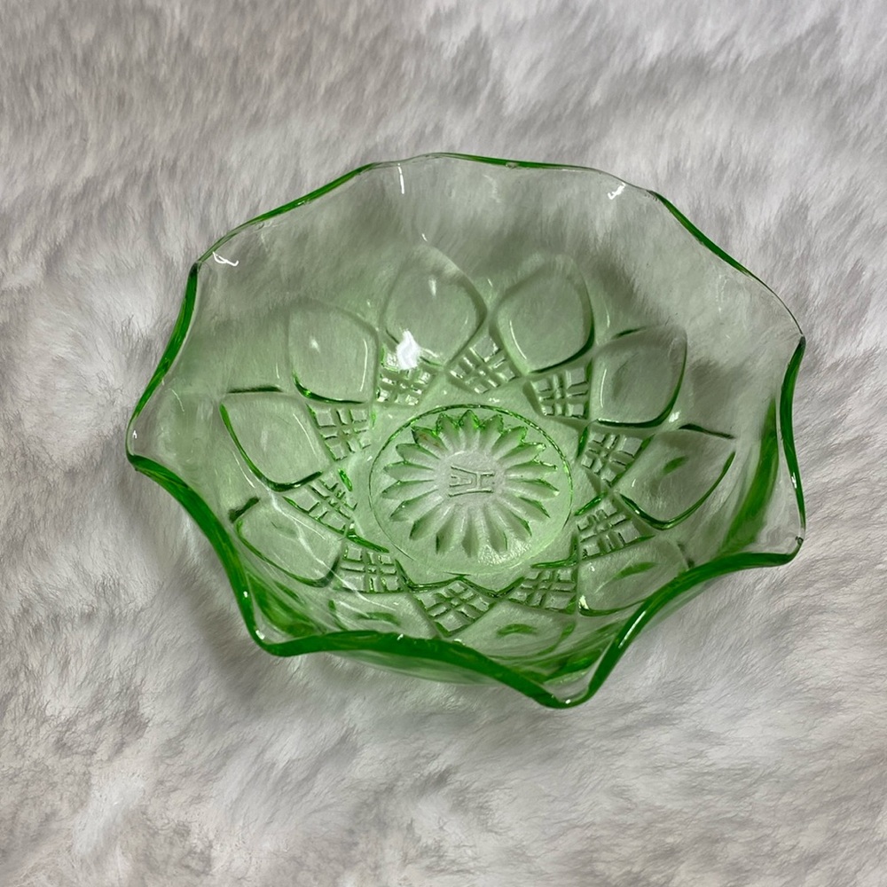 Hazel atlas green depression uranium glass ruffled bowl